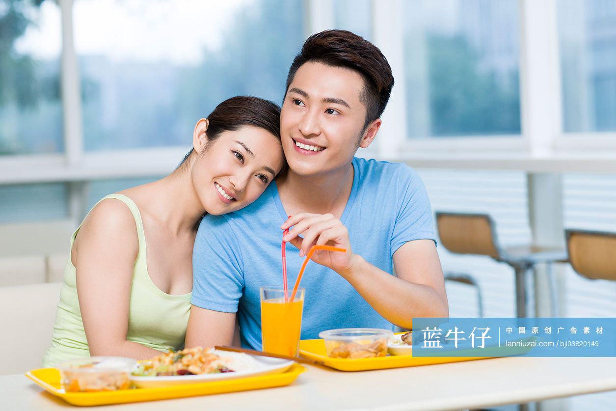 幸福的情侣在餐厅用餐