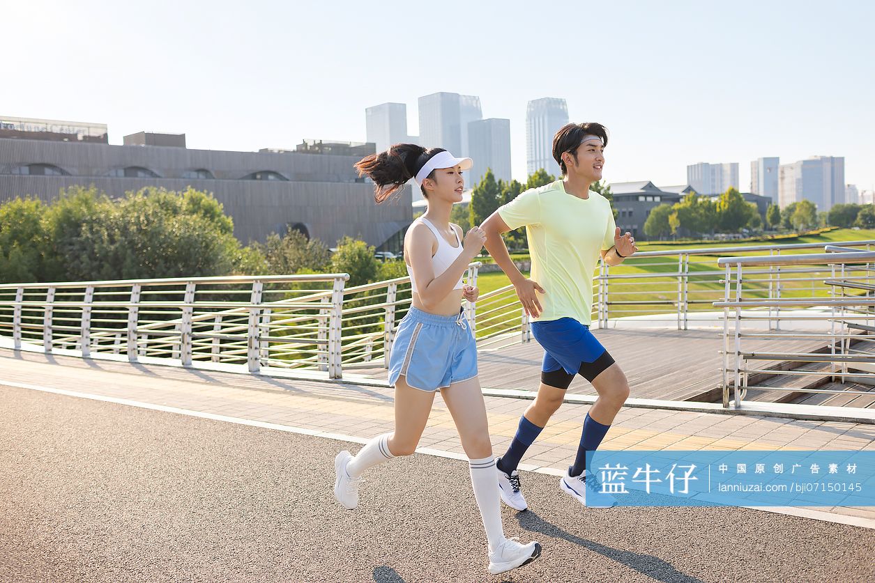 年轻情侣跑步
