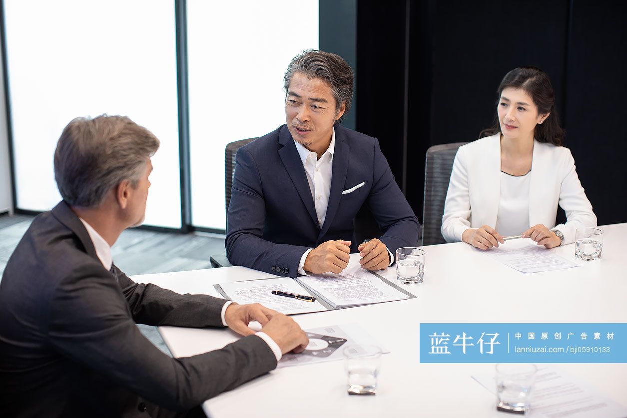 商务人士在会议室谈话