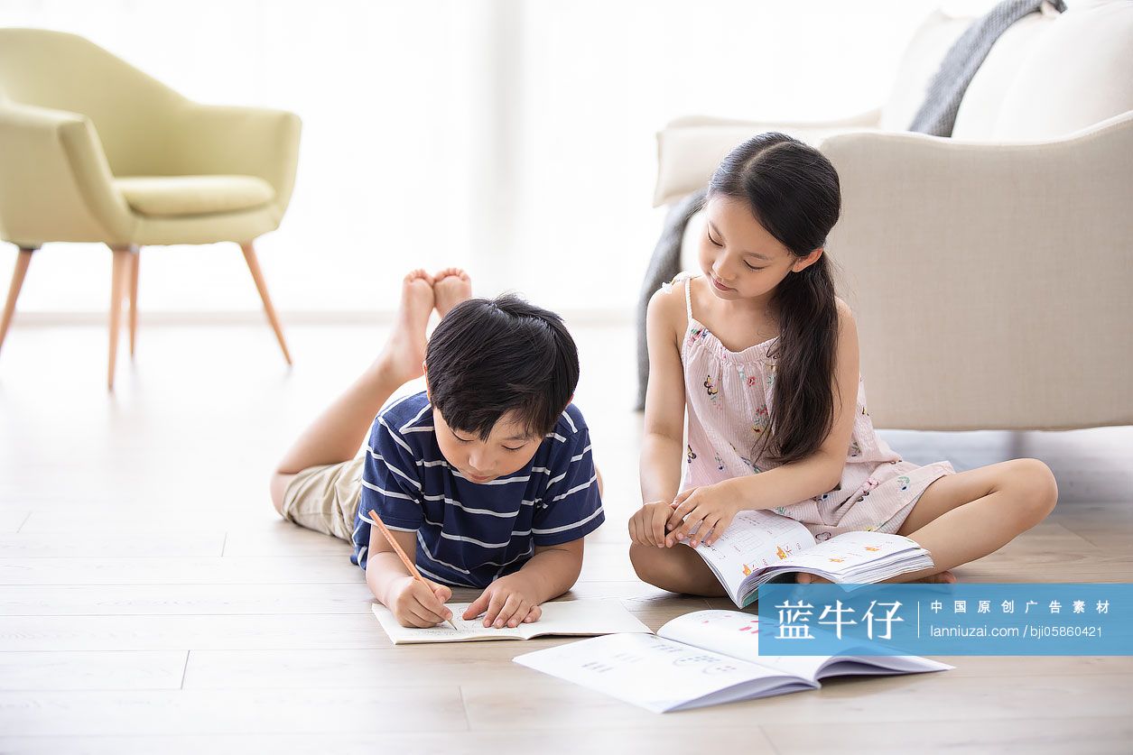 姐弟俩在客厅学习