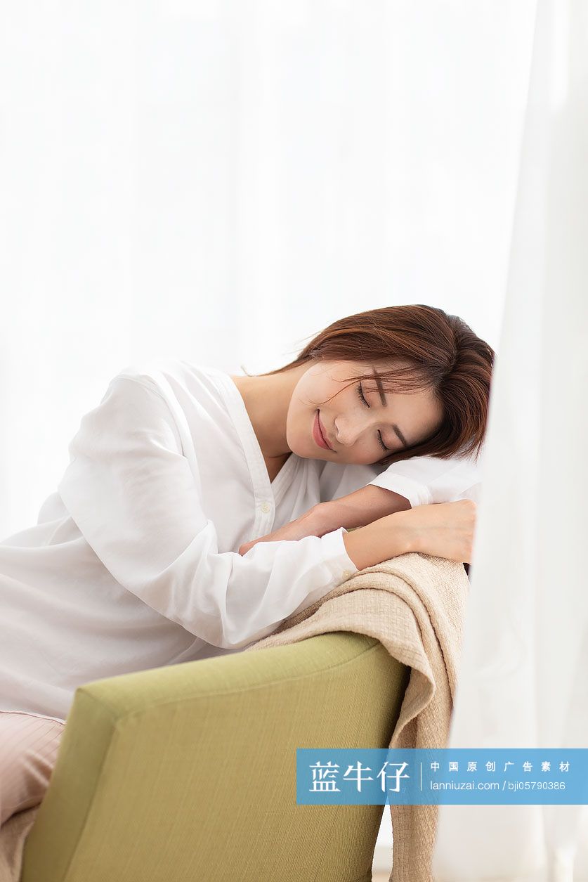 年轻女士在家休息