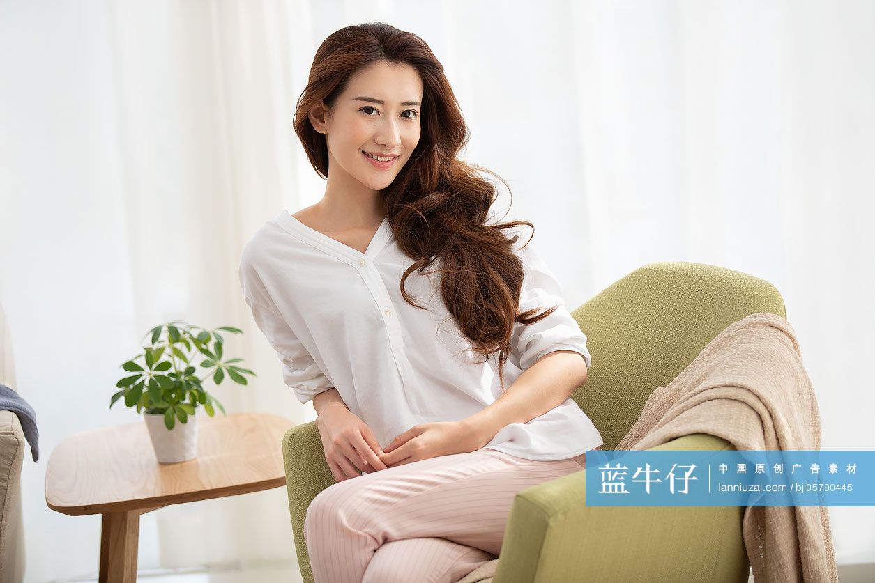 年轻女士在家休息