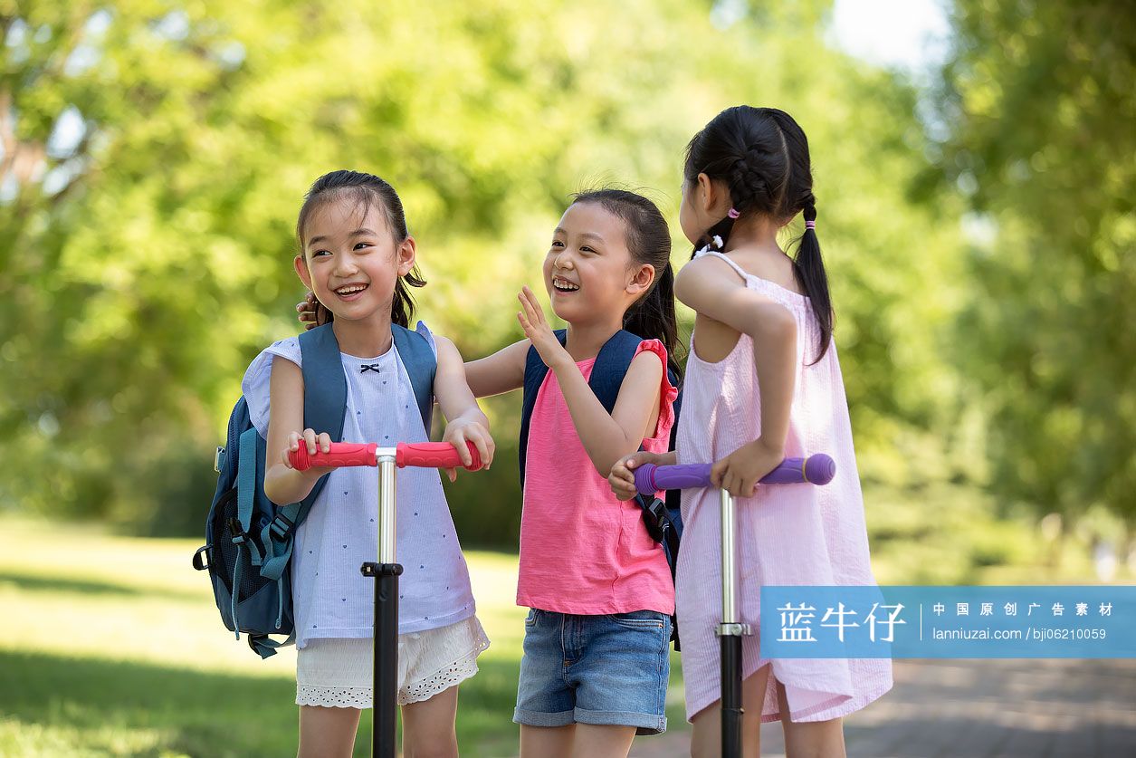 快乐的儿童在户外玩耍