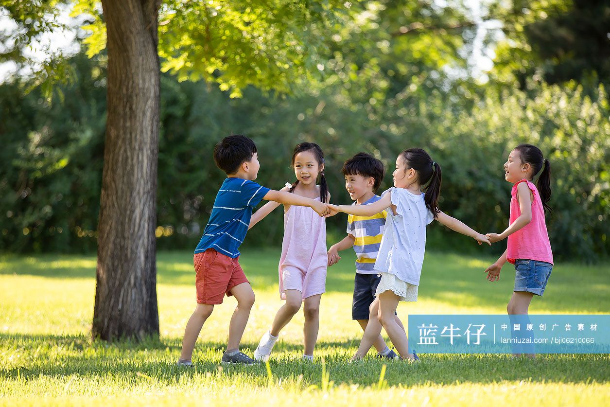 快乐的儿童在草地玩耍