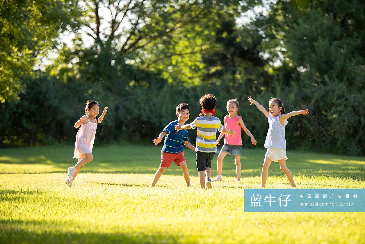 快乐的儿童在草地上玩捉迷藏