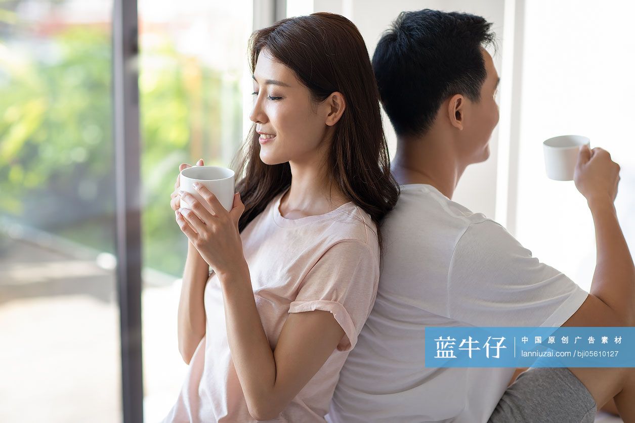 快乐的年轻夫妇喝咖啡