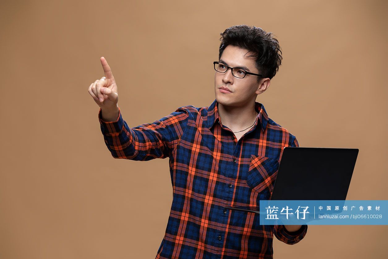 年轻的程序员正在工作