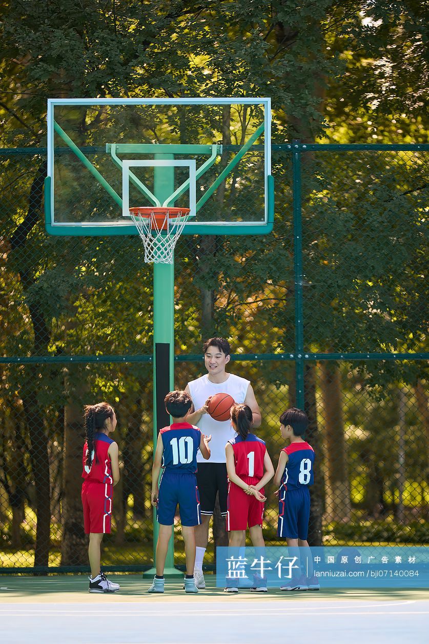 篮球教练和孩子们上篮球课
