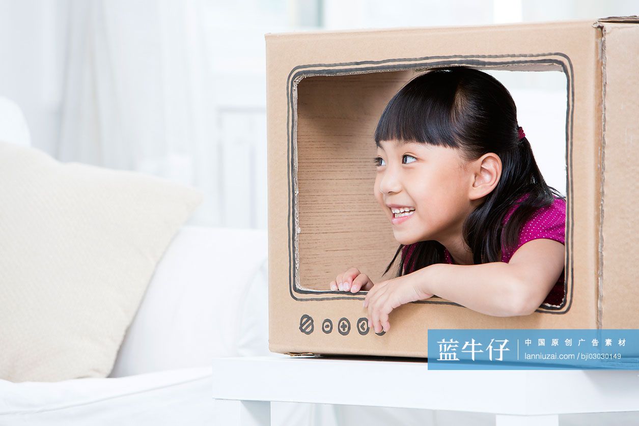 小女孩和纸做的玩具电视
