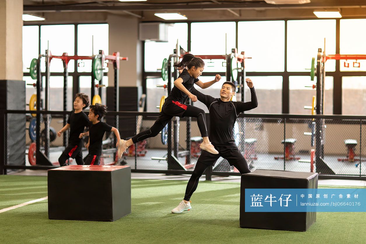 儿童在教练的指导下进行体能训练