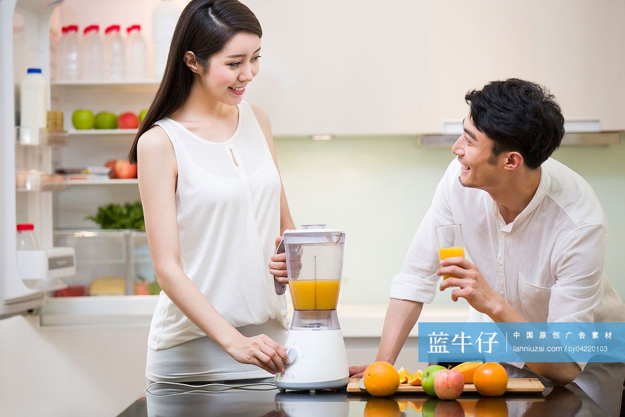 年轻女士为丈夫榨橙汁