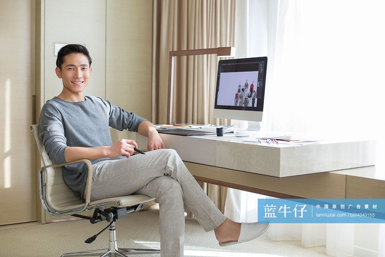 年轻服装设计师在家工作