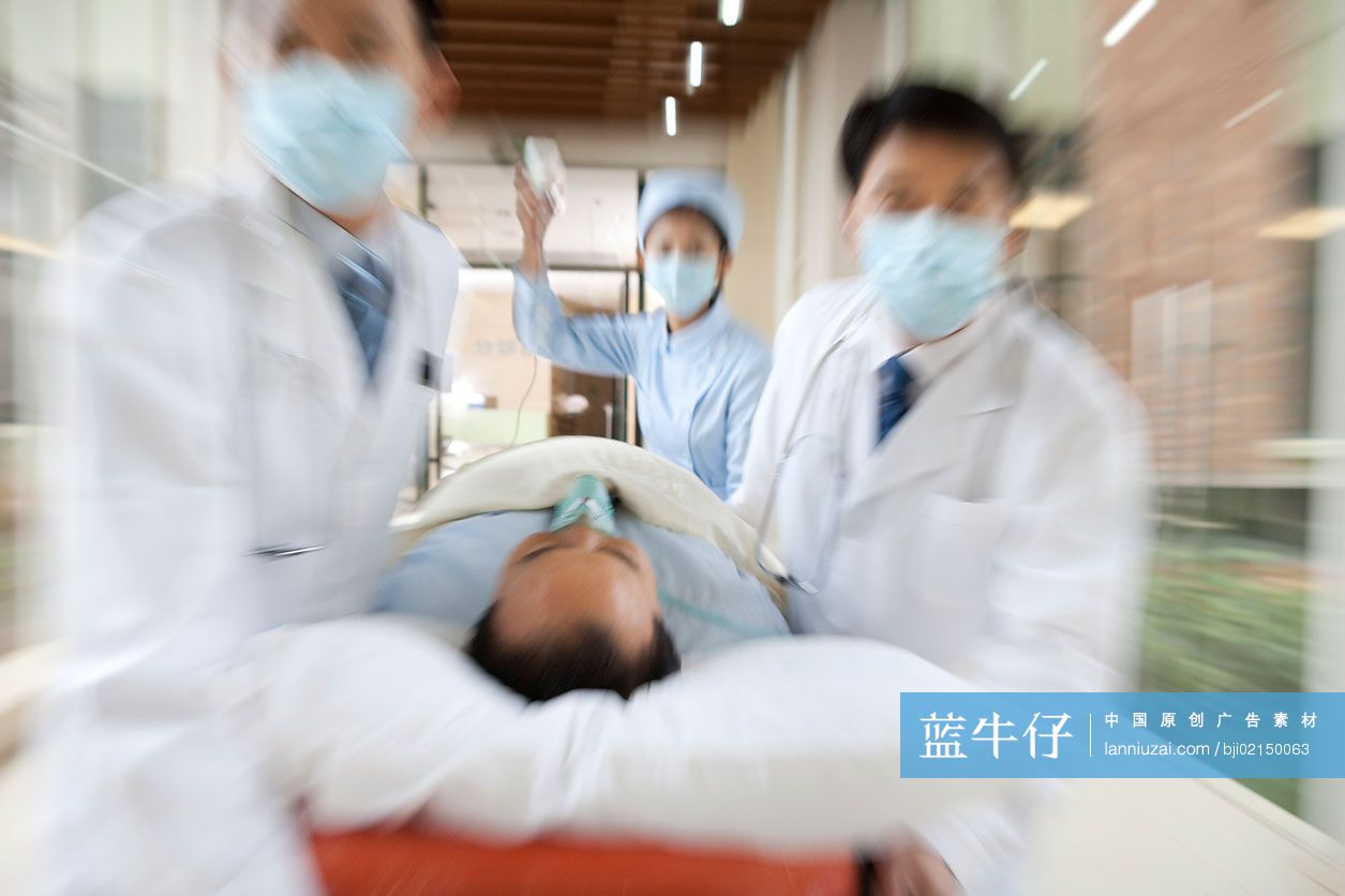 医务工作者抢救病人