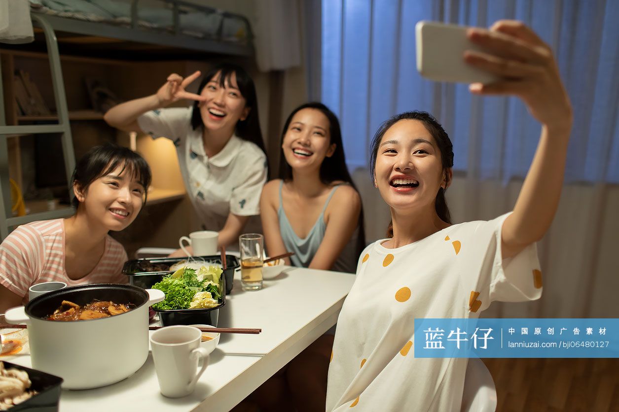 年轻大学生在宿舍吃火锅