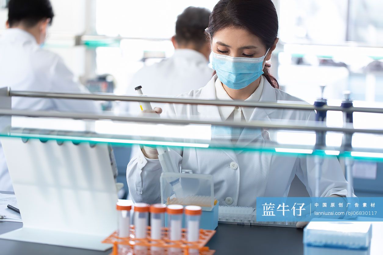 医学研究员在实验室工作