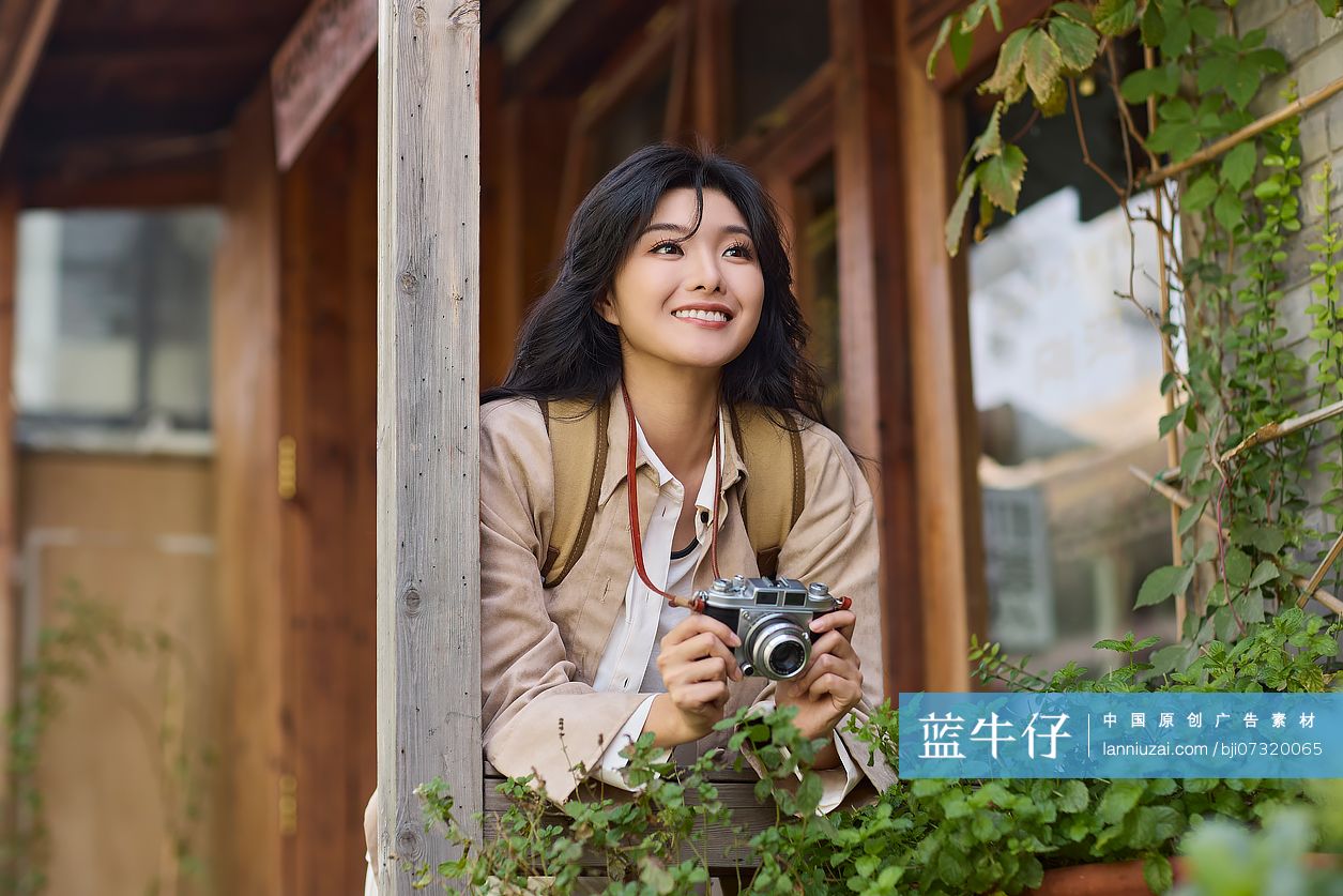 快乐的年轻女性在北京旅游