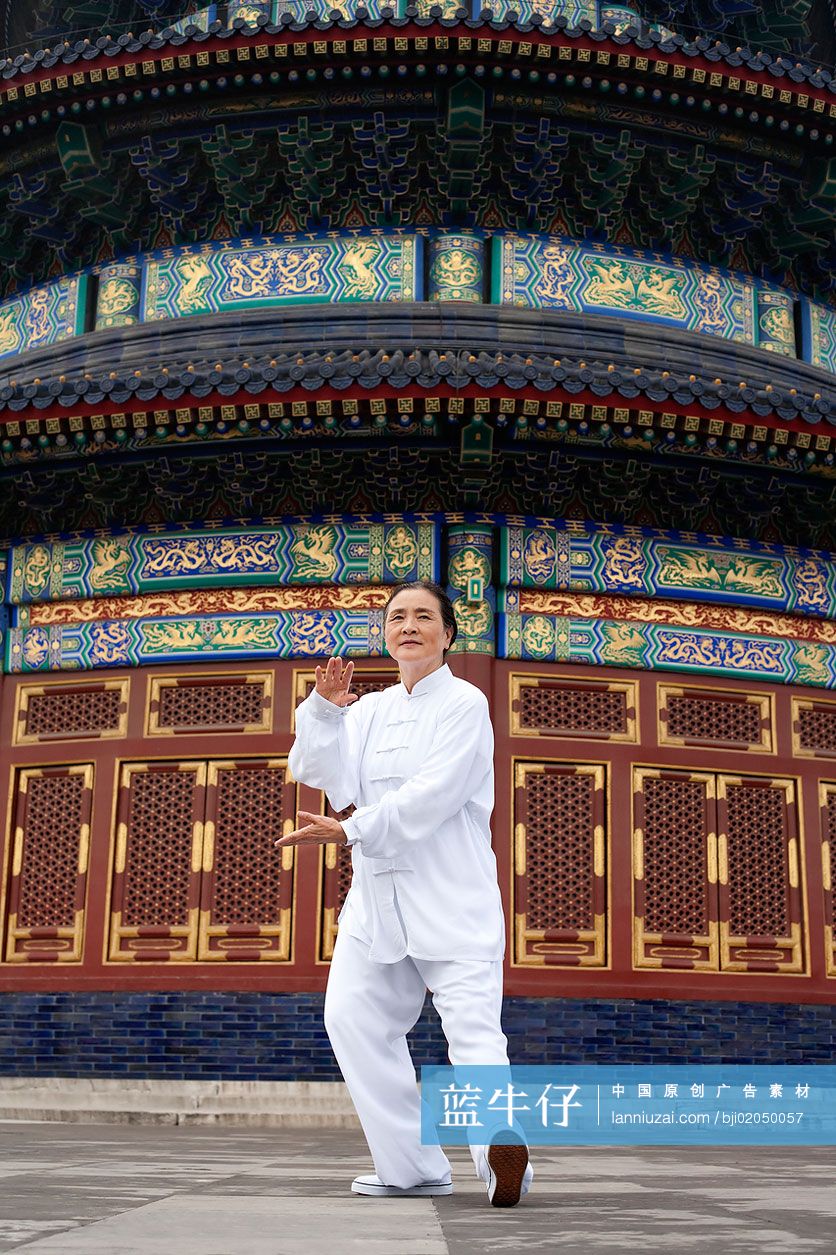 老年女子在天坛打太极