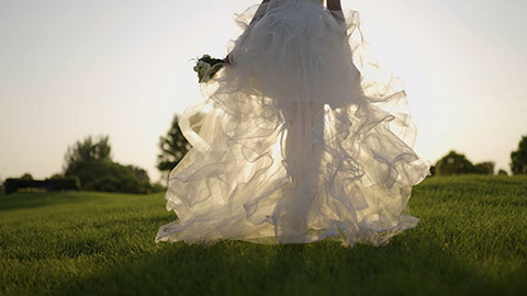 美丽的新娘在草地上奔跑