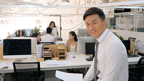 Chinese business people working in office,4K