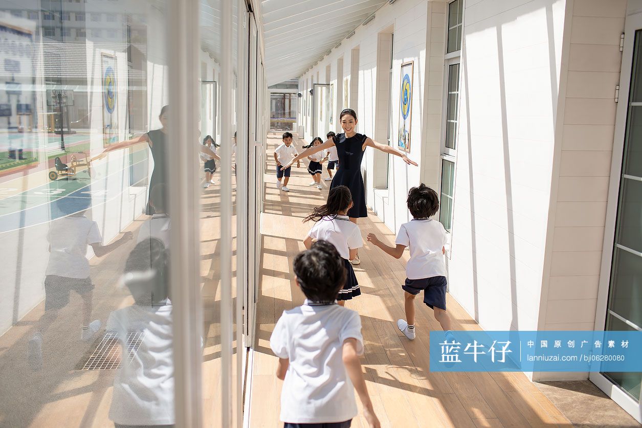幼儿园老师和孩子在学校走廊里