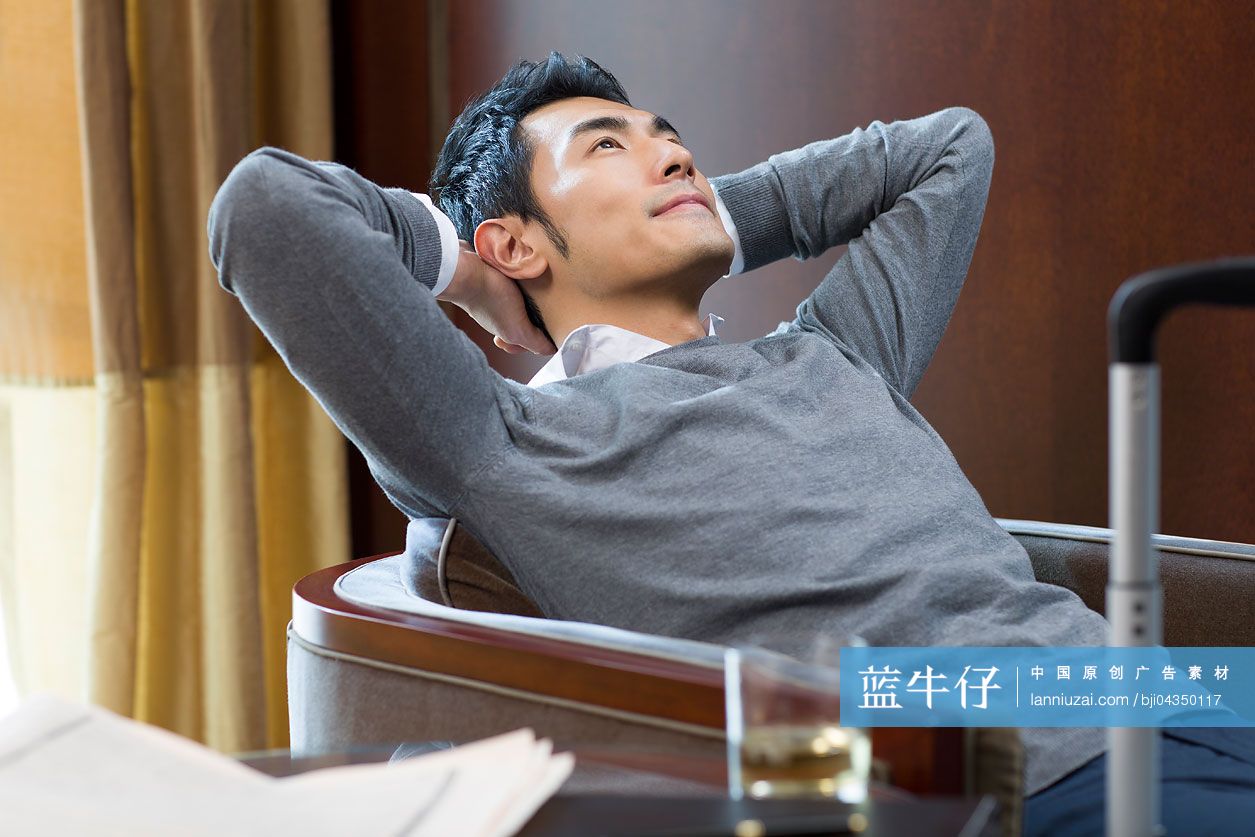 商务男士在宾馆休息