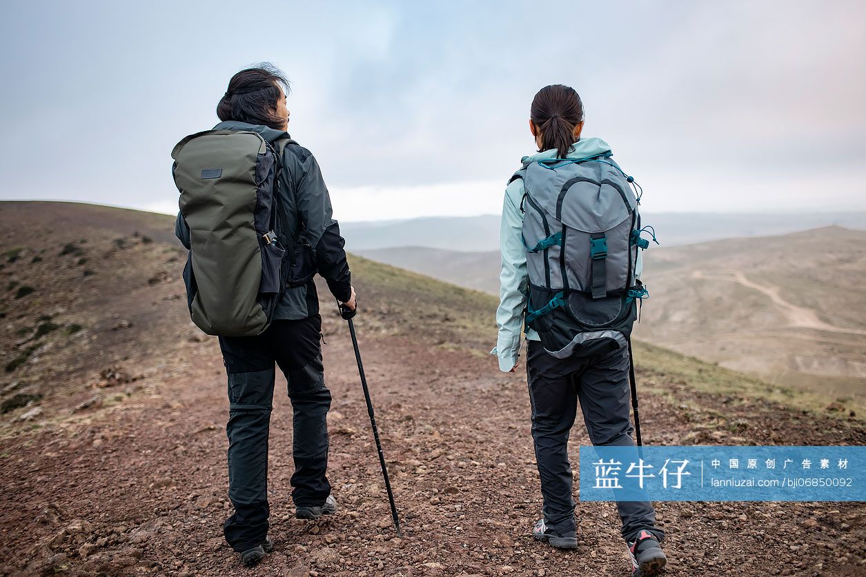 快乐的情侣徒步旅行