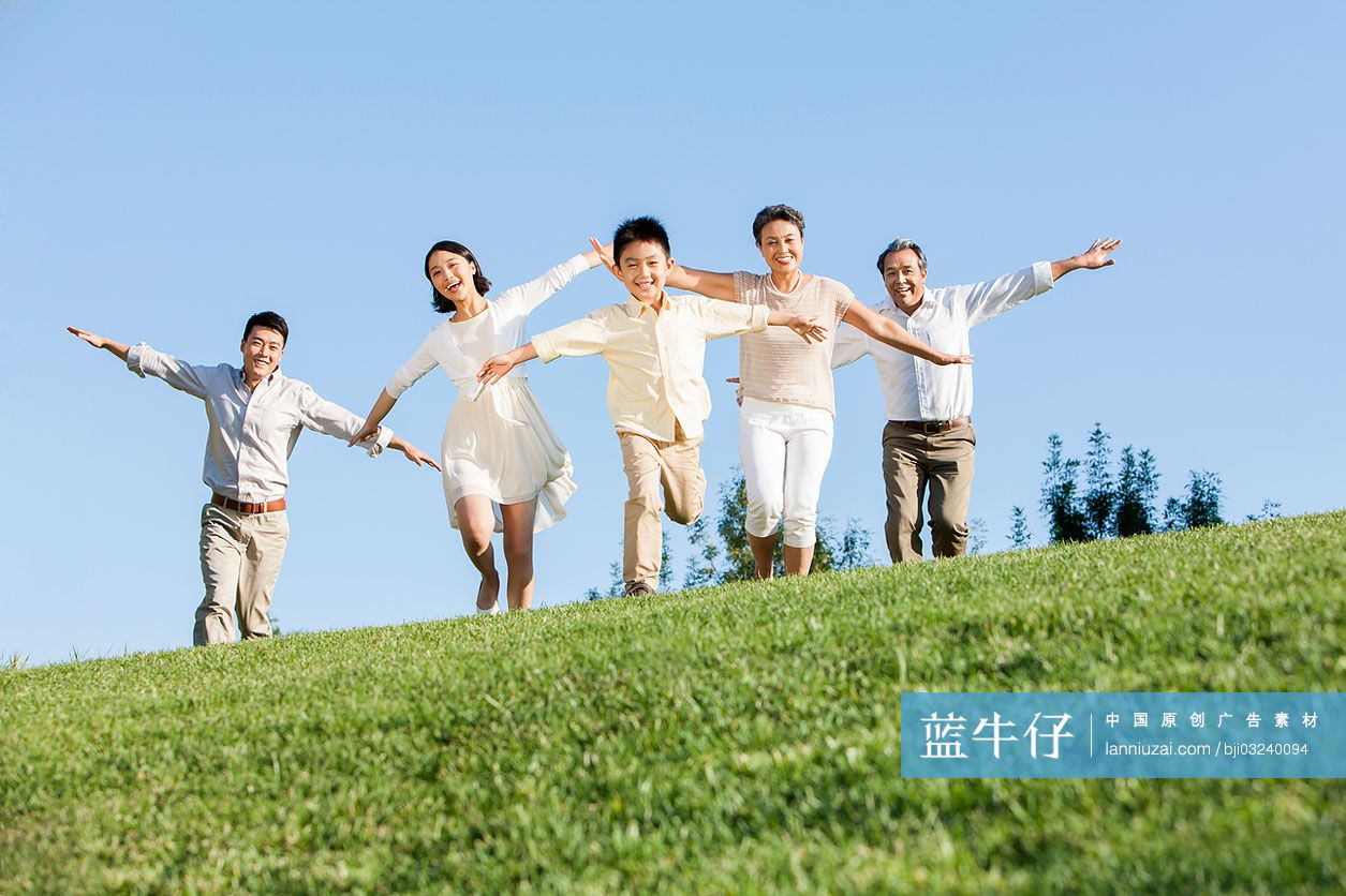 快乐一家人在公园奔跑