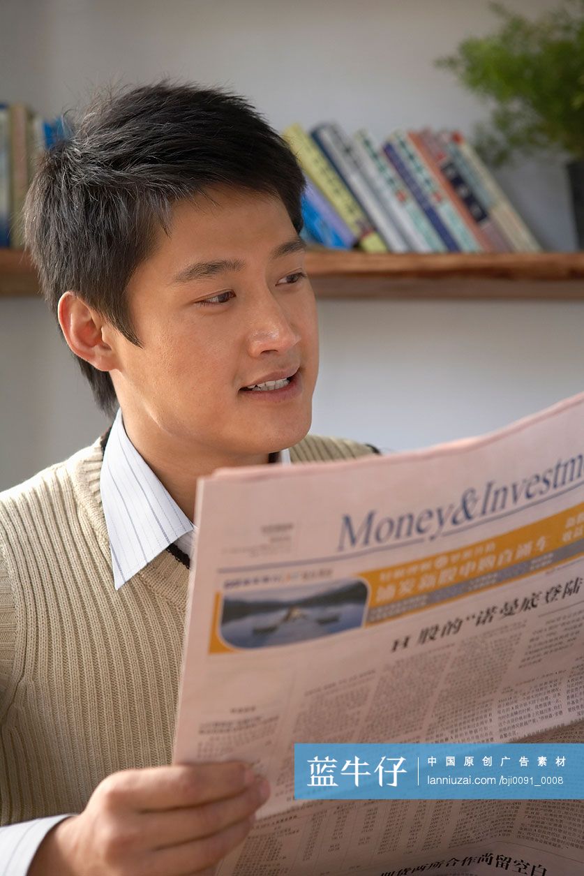 在书吧看报纸的年轻人