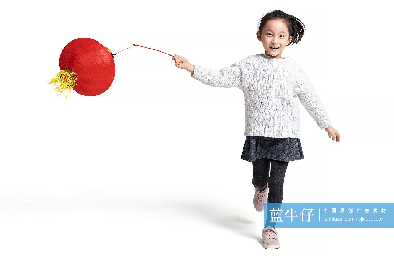 快乐的小女孩提着灯笼