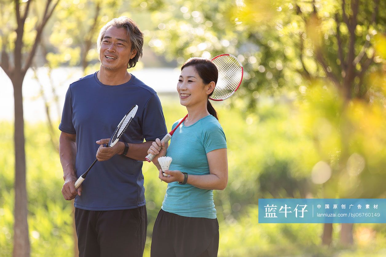 开心的中老年夫妇在公园放松身心