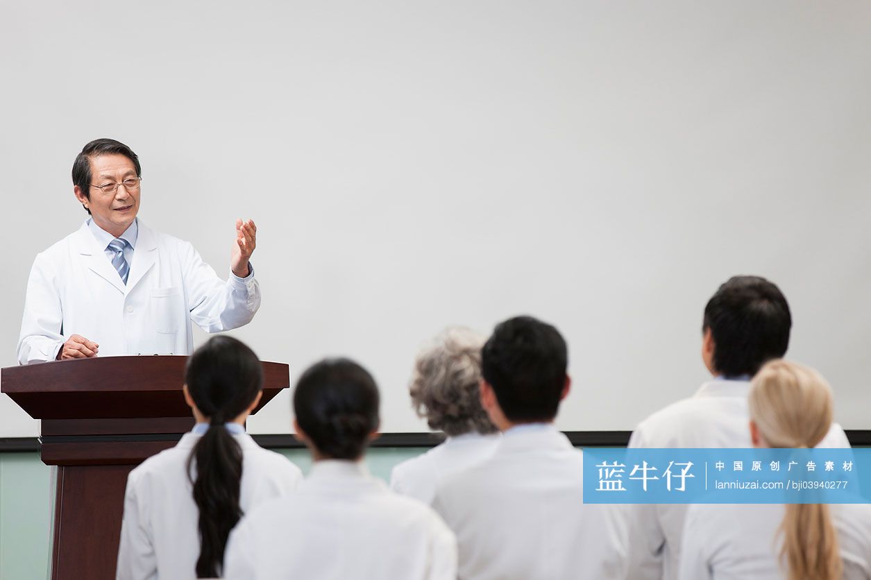 男医生在会议室演讲