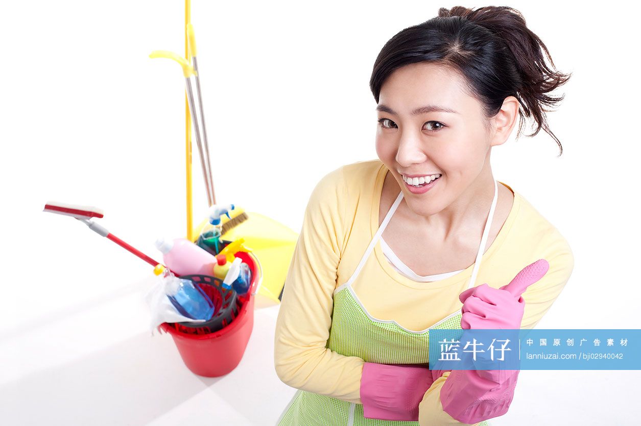青年女子和清洁用品