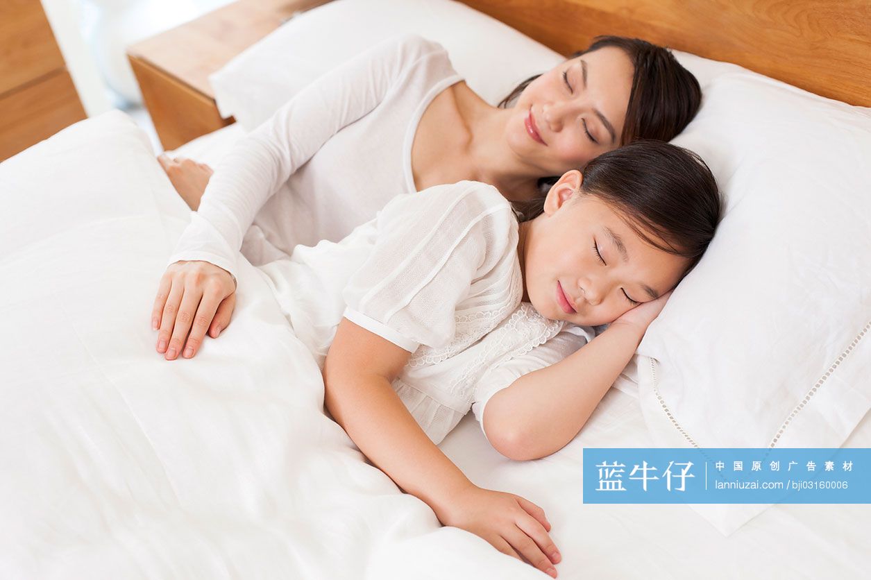 温馨母女一起入睡