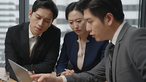 Confident Chinese business people having a meeting,4K