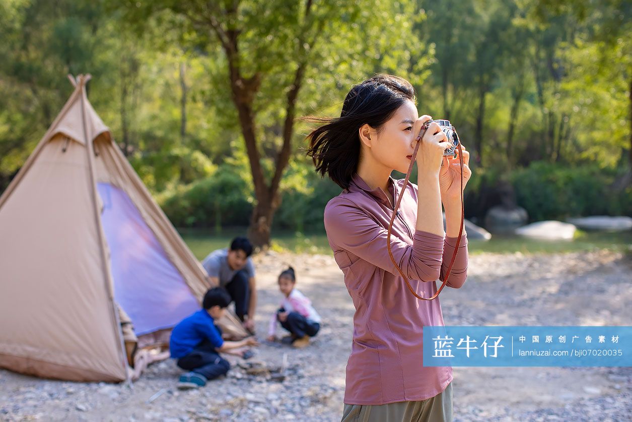 快乐的年轻家庭在户外露营