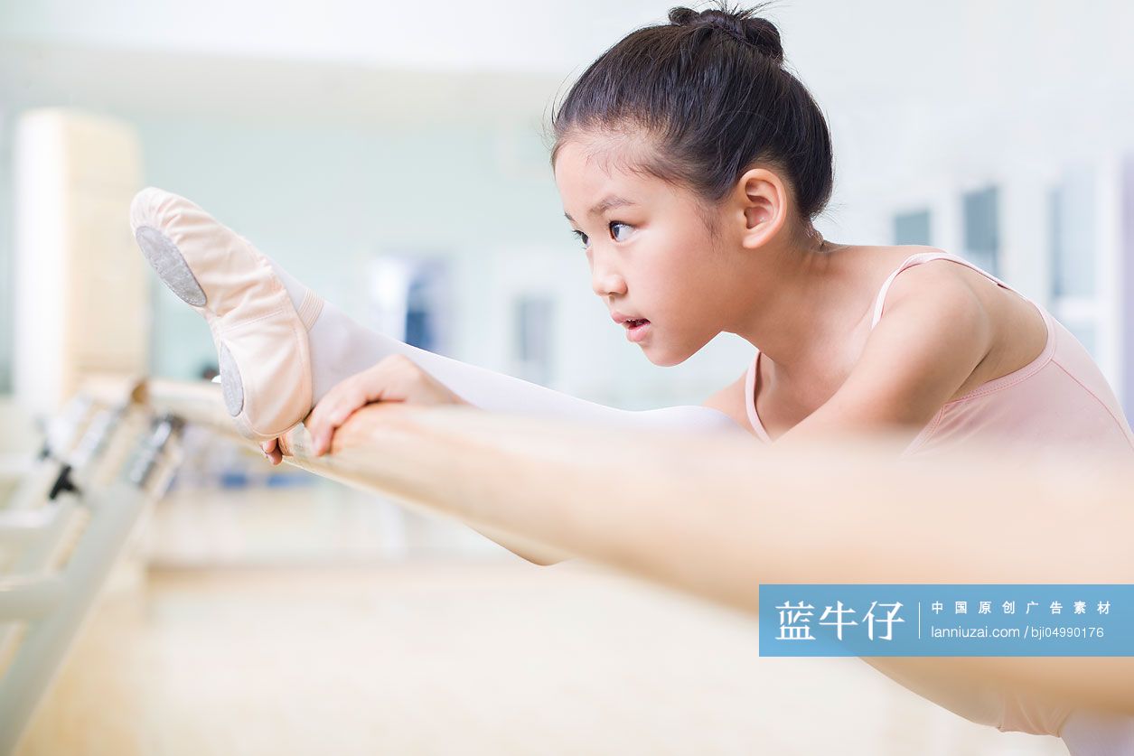 小女孩练习芭蕾舞