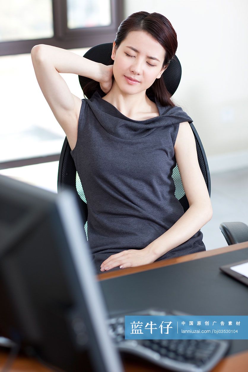 职场女性在办公室按摩颈部