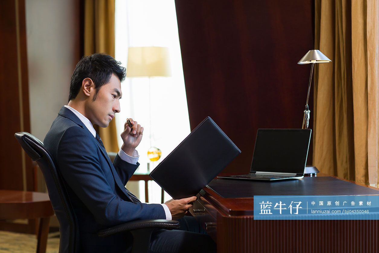 成功商务男士在书房工作-蓝牛仔影像-中国原创广告影像素材