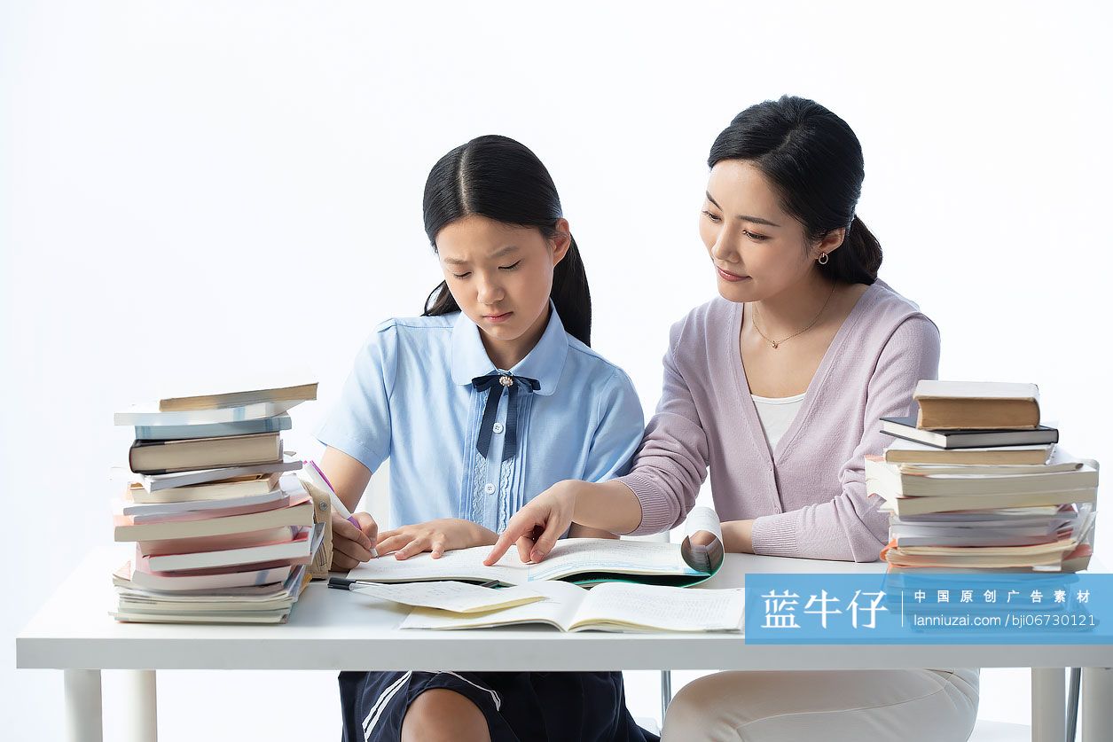 妈妈辅导女儿做作业