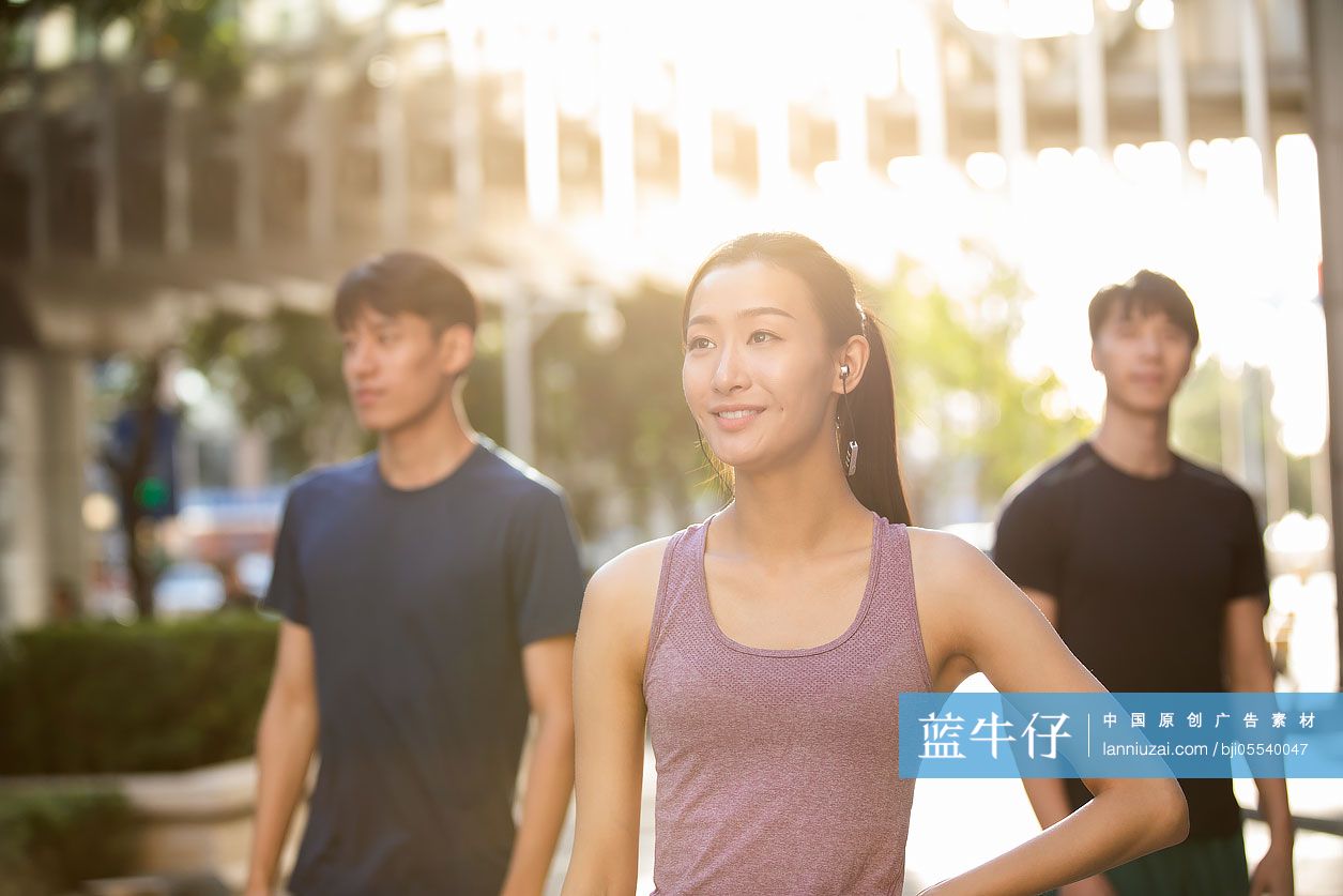 年轻人运动后休息