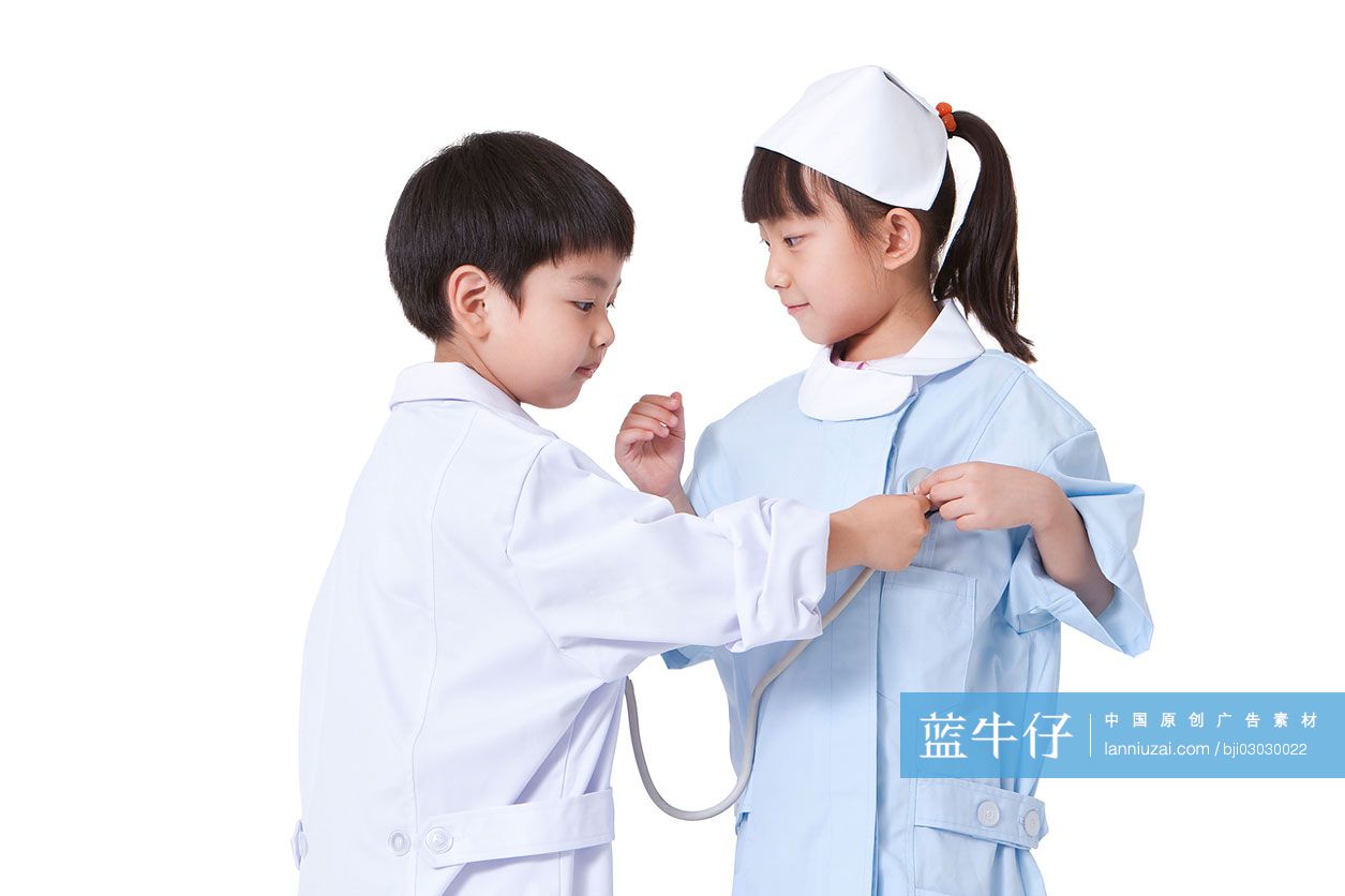 男孩女孩扮演医生和护士