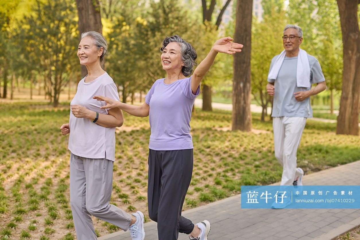 老人在公园锻炼聊天-蓝牛仔影像-中国原创广告影像素材
