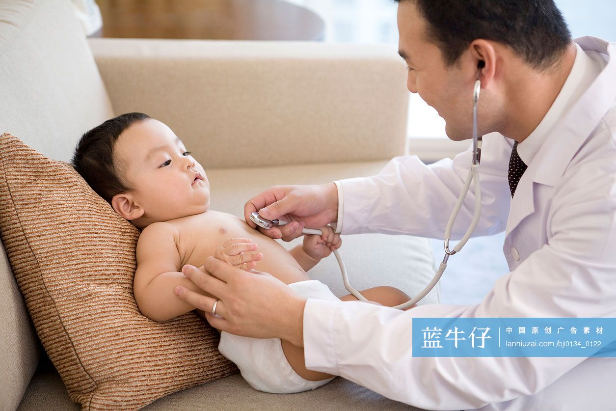 医生给宝宝检查