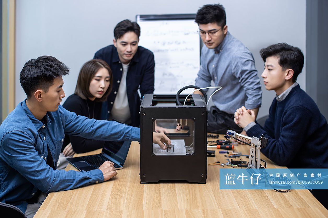设计师团队研发3D打印机