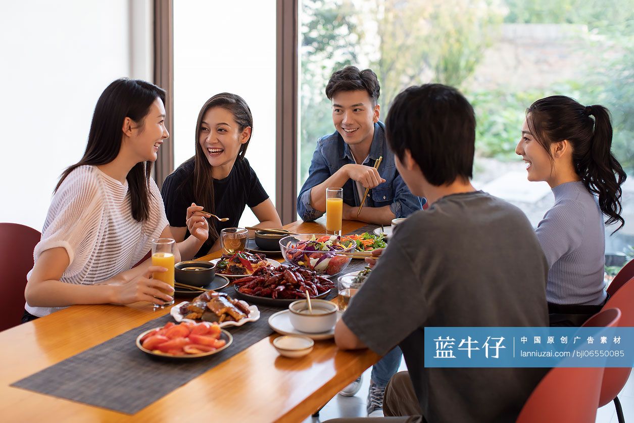 年轻朋友在家聚餐-蓝牛仔影像-中国原创广告影像素材