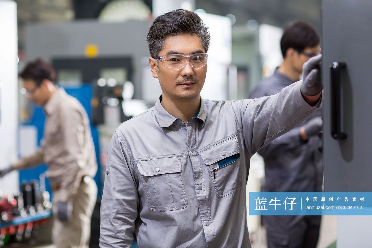 自信的工程师在工厂工作