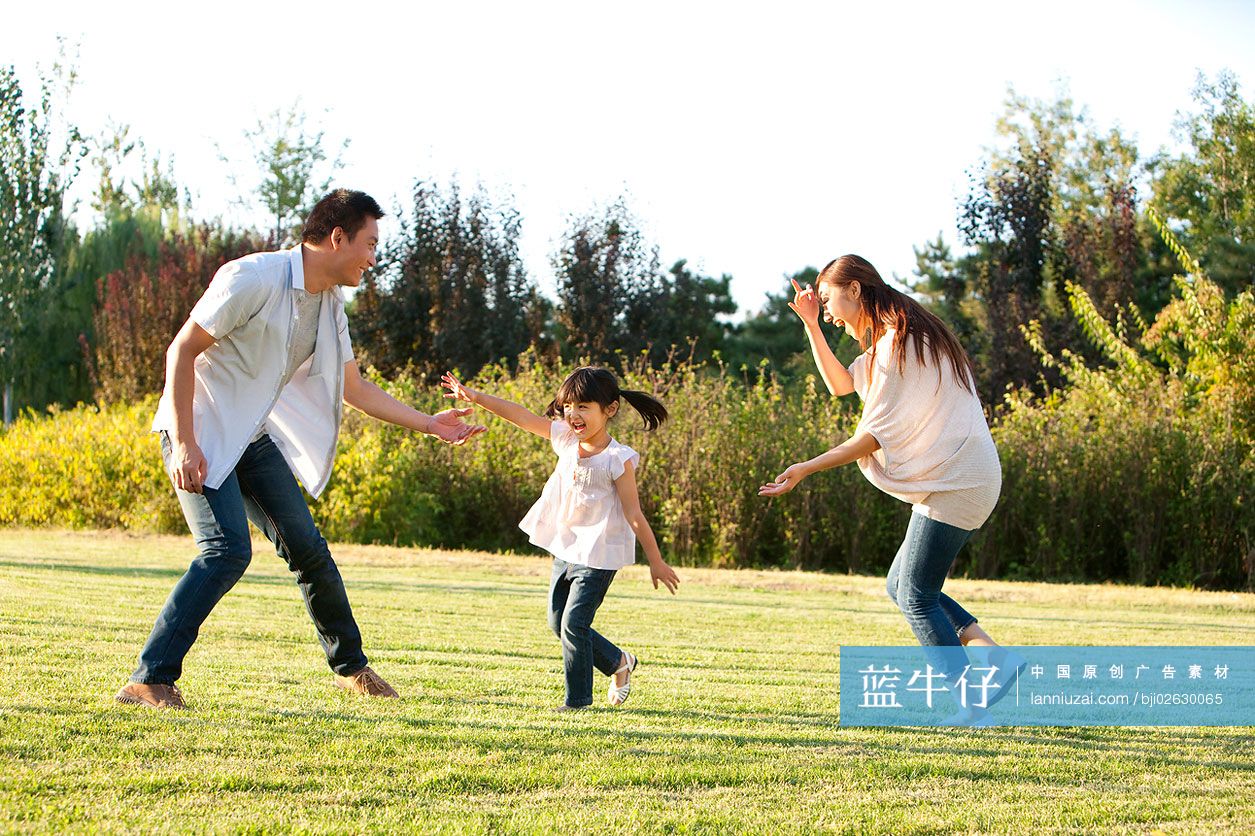 一家三口在公园里玩耍
