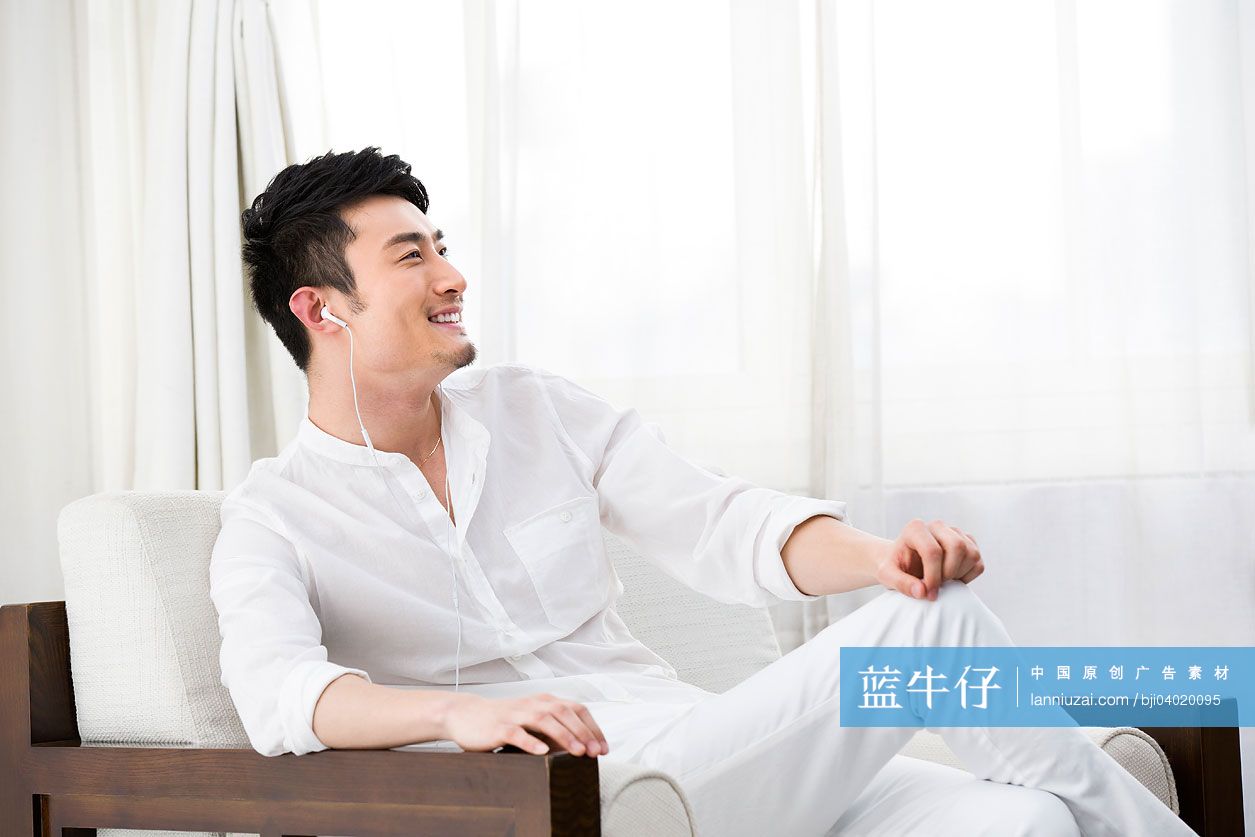 快乐的年轻男子听音乐