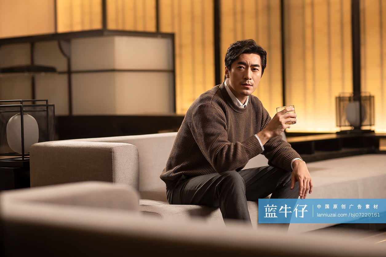 成熟男士喝威士忌