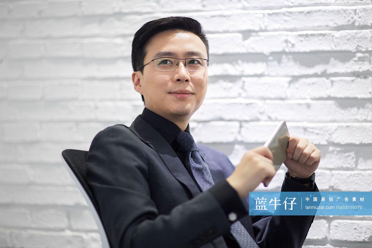 成熟商务男士拿着手机